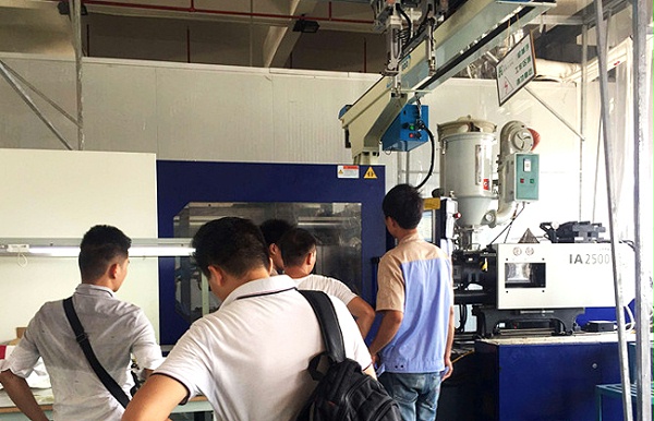 太棒了 这套精密双色仪表仪器模具16天试模成功