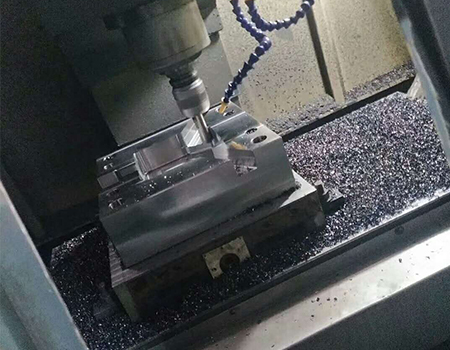 制造塑胶模具